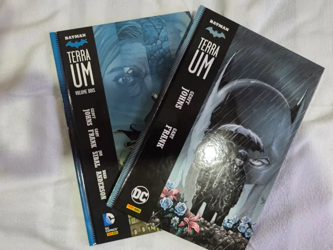 HQ Batman Terra Um Volumes 1 e 2
