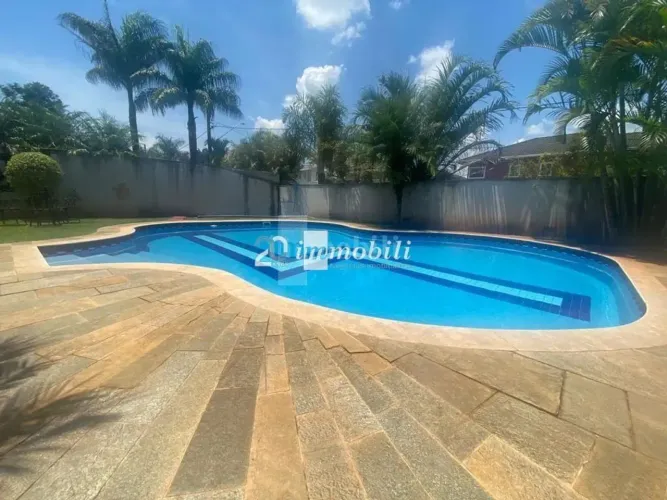 Condomínio Golf Village, com 5 quartos sendo 4 suítes e lazer