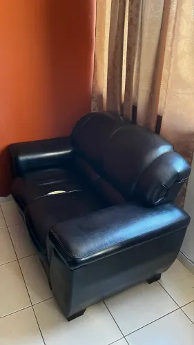 SOFA COURO 2 LUGARES
