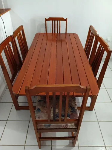 MESA DE MADEIRA COM 6 CADEIRAS