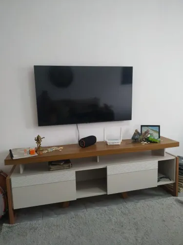 Mesa, rack e guarda roupa