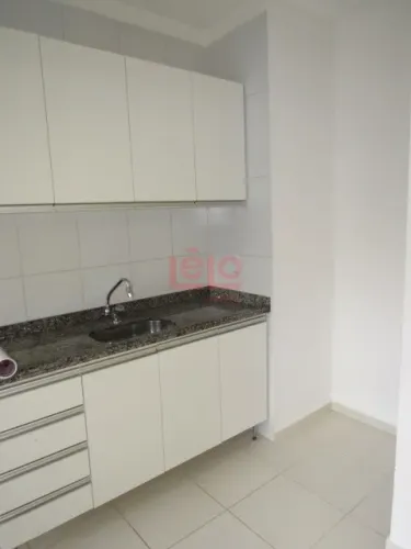 Apartamento para locação na Zona 07 em Maringá no Edifício Canoas - c/ cozinha planejada e