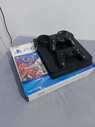 Playstation 4 Slim (Semi-Novo) 2 controles e 1 jogo