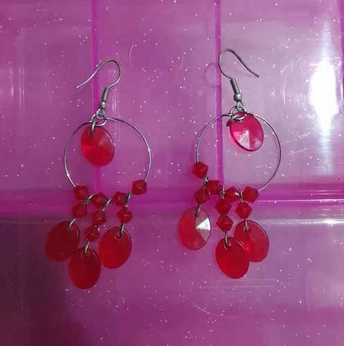 Brincos de bijouteria vermelha