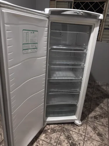 Freezer vertical de 231 Lts classe A modelo CVU26EBBNA