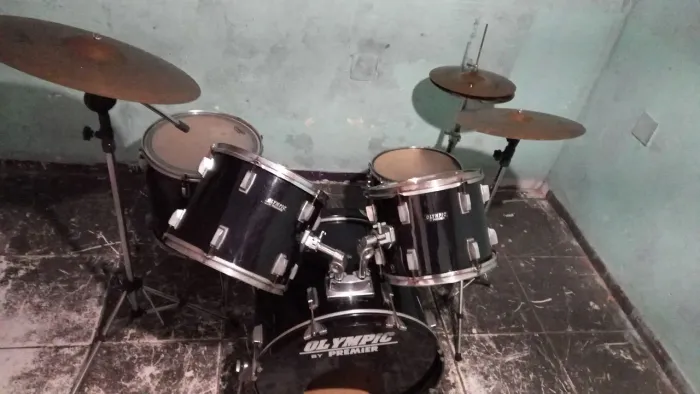 Bateria usada ,só falta pedal do bumbo