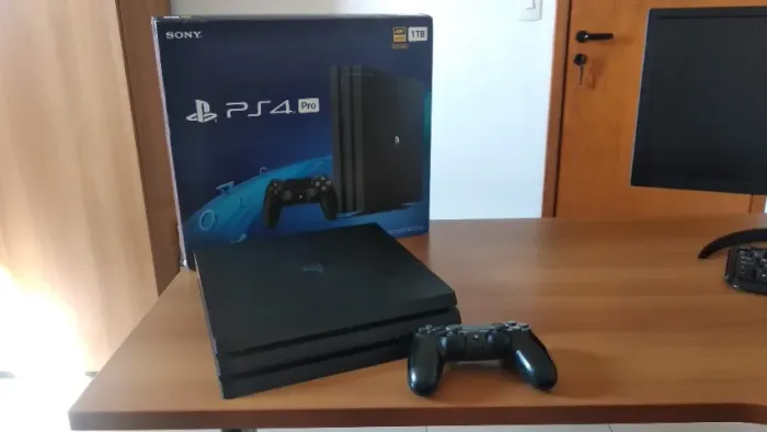 PS4 PRO 1TB + 2 controles originais + 1 jogo
