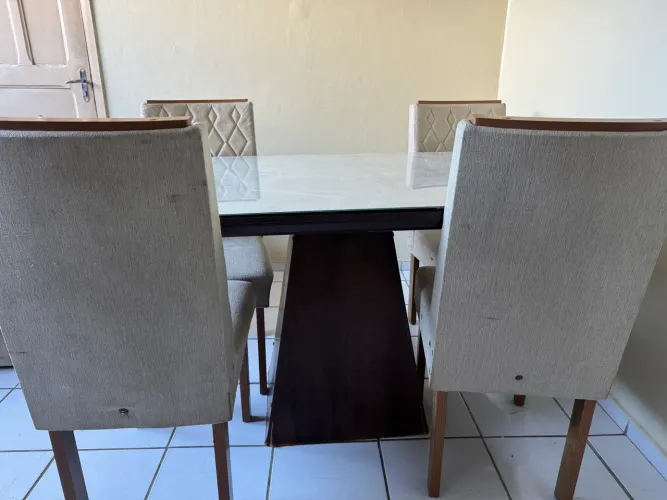 Mesa com 4 cadeiras - tampo de vidro