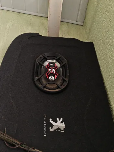 Tampão de porta malas do Peugeot com auto falante