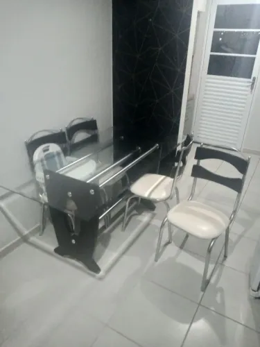 Mesa com Tampo de vidro com 6 cadeiras