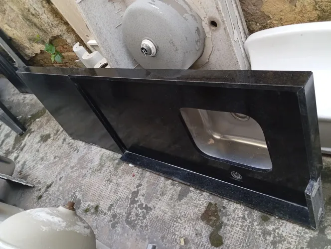 Pia de cozinha em granito Preto sem Gabriel nova , torneira de brinde.