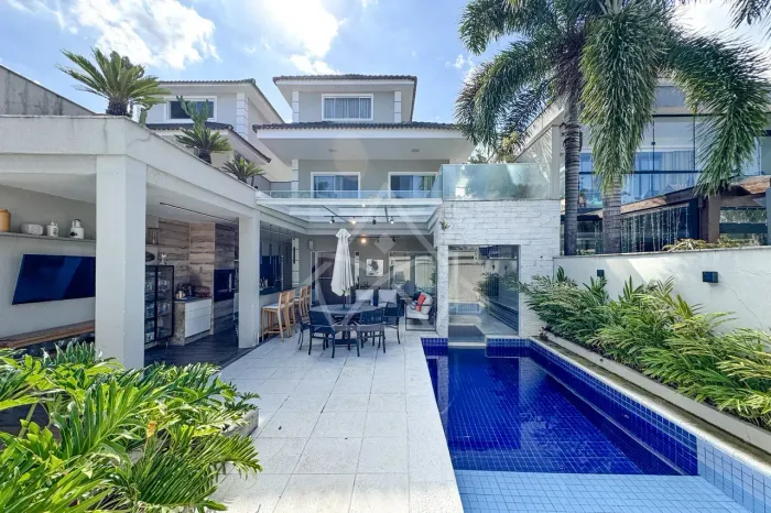 Casa Triplex à Venda com 5 Suítes, Piscina e Área Gourmet Completa