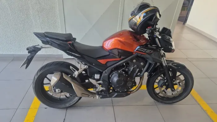 Apenas 2.500km, único dono manual e chave reserva, revisões na concessionária.