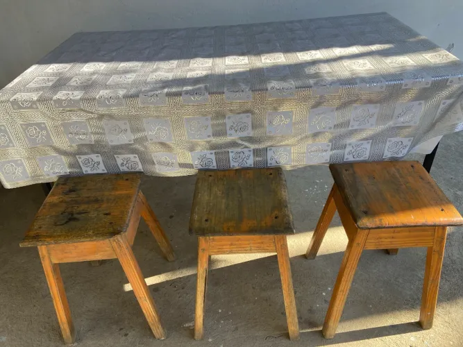 Vendo mesa de madeira com três bancos