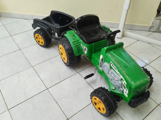 Trator infantil com pedalo, até 35kg