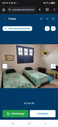Camas de solteiro em madeora de lei com gavetões na lateral.