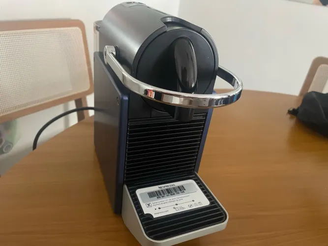 Cafeteira Nespresso Pixie - NOVA