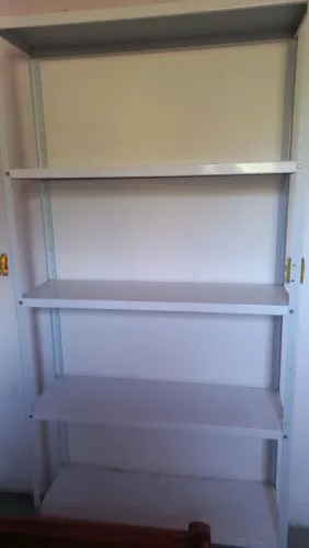 Vendo estantes p/ comércio ou doméstico.