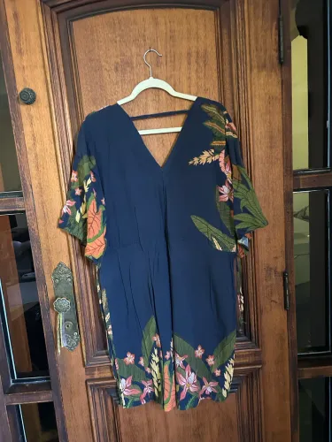 Vestido azul com estampas que afinam a silhueta