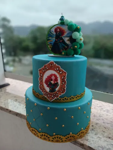 Bolo fake com vela tema Valente da Disney princesa Merida