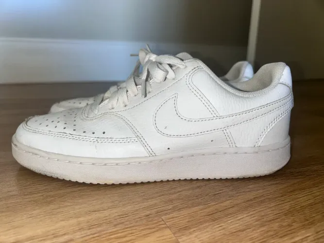 Nike Court Vision Low de cor branca.