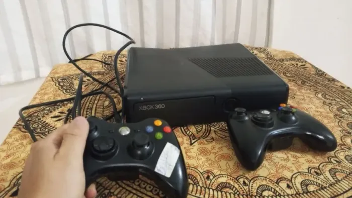 Xbox 360 E 500GB Desbloqueado Aurora + 36 Jogos + 2 Controles