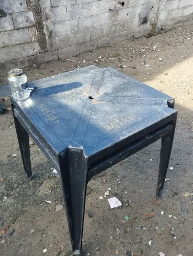 Duas mesas plástico