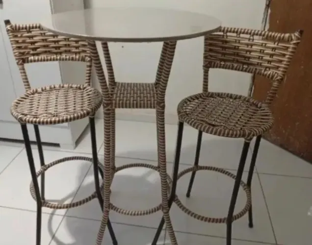 CONJUNTO 3 BANQUETAS + 1 MESA SINTÉTICO