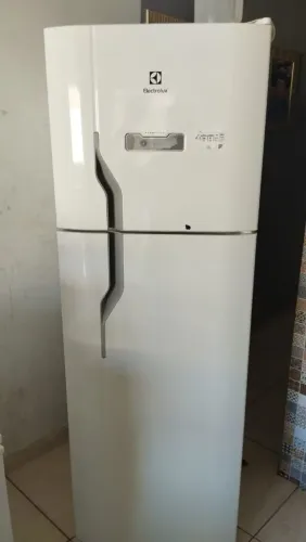 Vendo geladeira Electrolux 371 lt