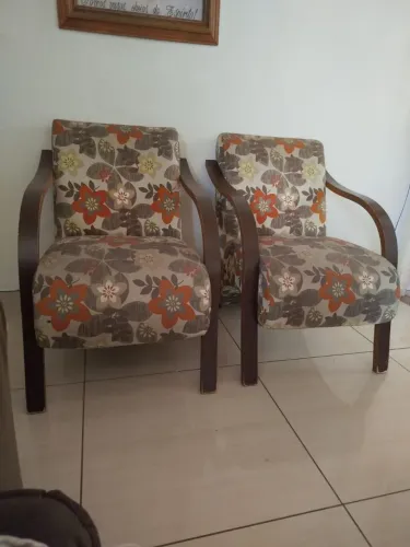 Par de Poltronas de Madeira Estofadas