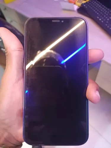 iPhone XR na carcaça do 17