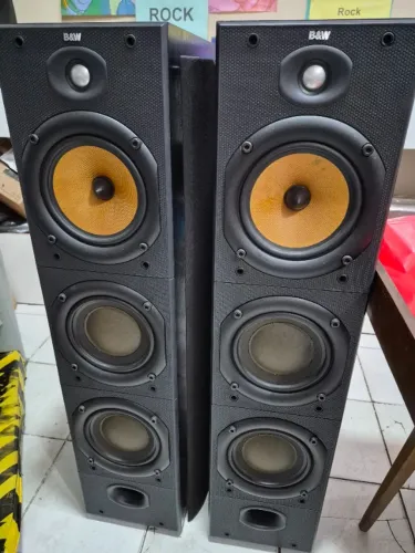 PAR DE CAIXAS ACUSTICAS B&W DM604 S2 Black Bowers & Wilkins COM spikes