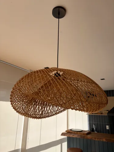 Linda luminária pendente em rattan