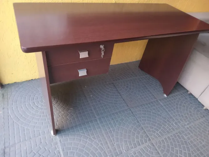 Mesa de computador, semi nova. (Entrego)