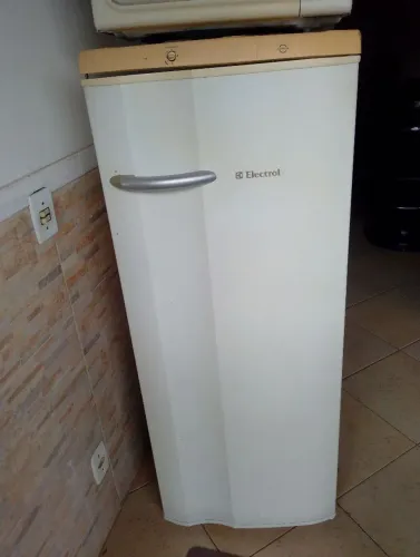 Vende Geladeira Eletrolux 280. Litros. Muito Boa ok.