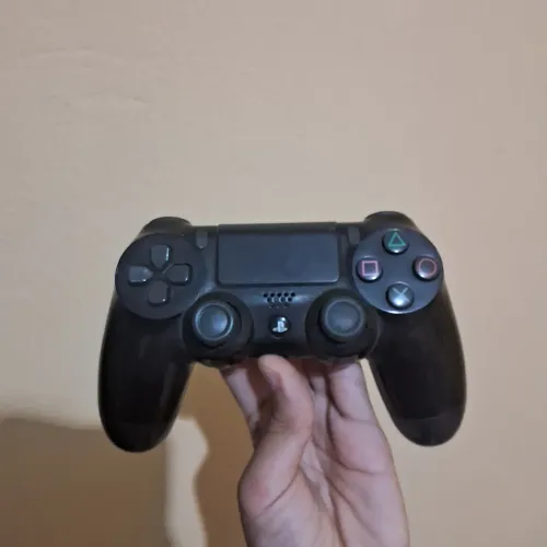 Controle de ps4 em bom estado, tinha um problema no l1 mas sumiu sozinho