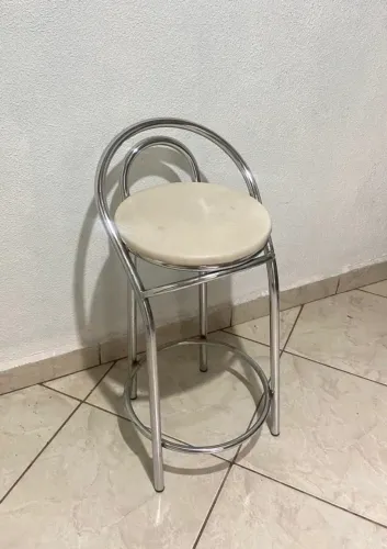 Banco de ferro com estofado perfeito estado