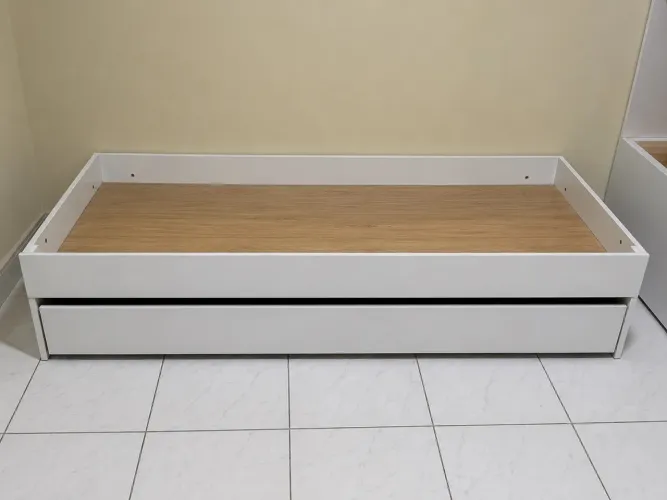 Cama de solteiro dupla (contém uma embaixo)