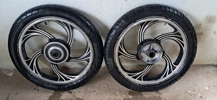 Rodas com pneus