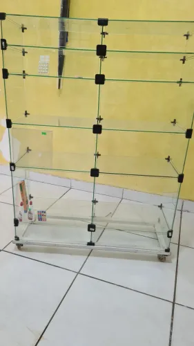 Vitrine de vidro com base movel