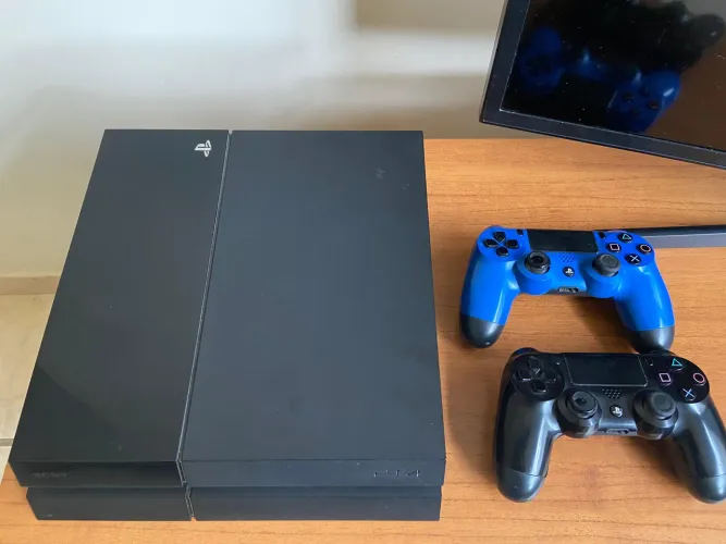 PS4 + 2 Controles