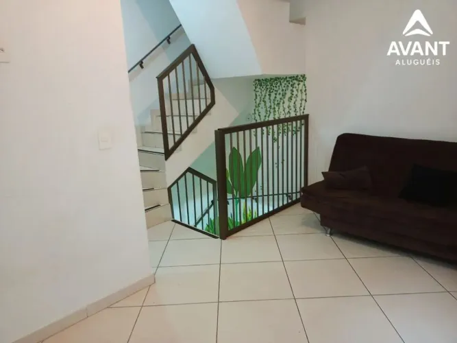 Sobrado de Condomínio Tríplex Mobiliado para Locação Definitiva na Ocian, PG/SP.