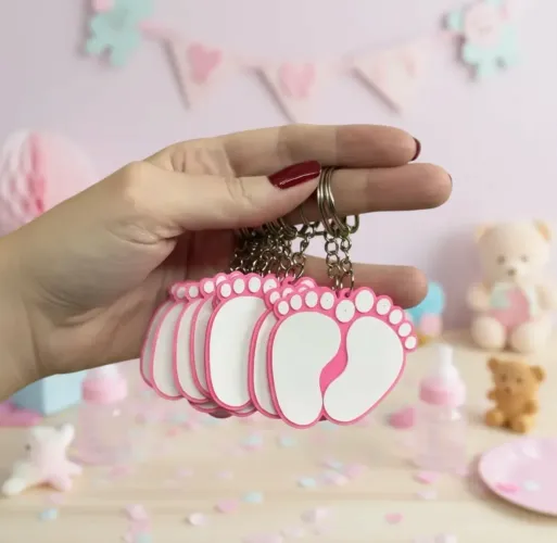Kit com 10 Chaveiros Pezinhos Rosa e Branco para Lembrancinhas Chá de Bebê Revelação