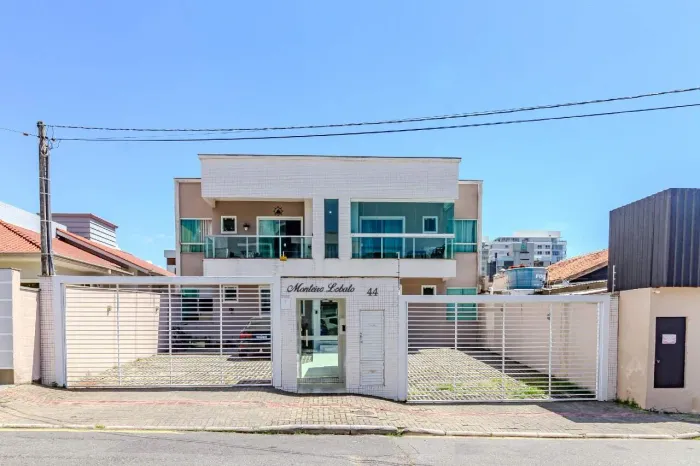 Lindo apartamento de 2 suítes á poucos metros do mar na Praia dos Amores