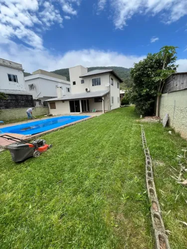 Bela casa com quatro dormitórios.