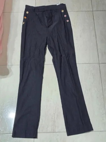 calça social feminina com botões dourados