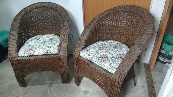 Vendo 02 cadeiras de vime