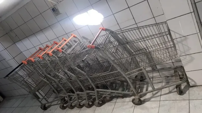 Carrinho de supermercado grande de metal