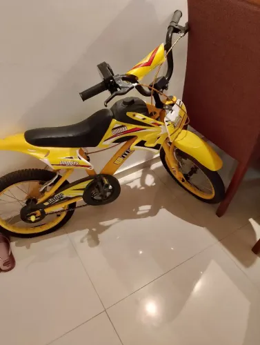 Bicicleta motinha, com acelerador q faz o barulho de acelerar