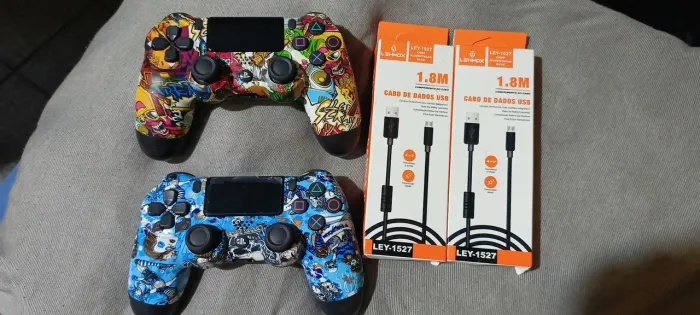 DOIS CONTROLES PRIMEIRA LINHA *NÃO ORIGINAL* E DOIS CABOS DE 1,8M SE USB.
